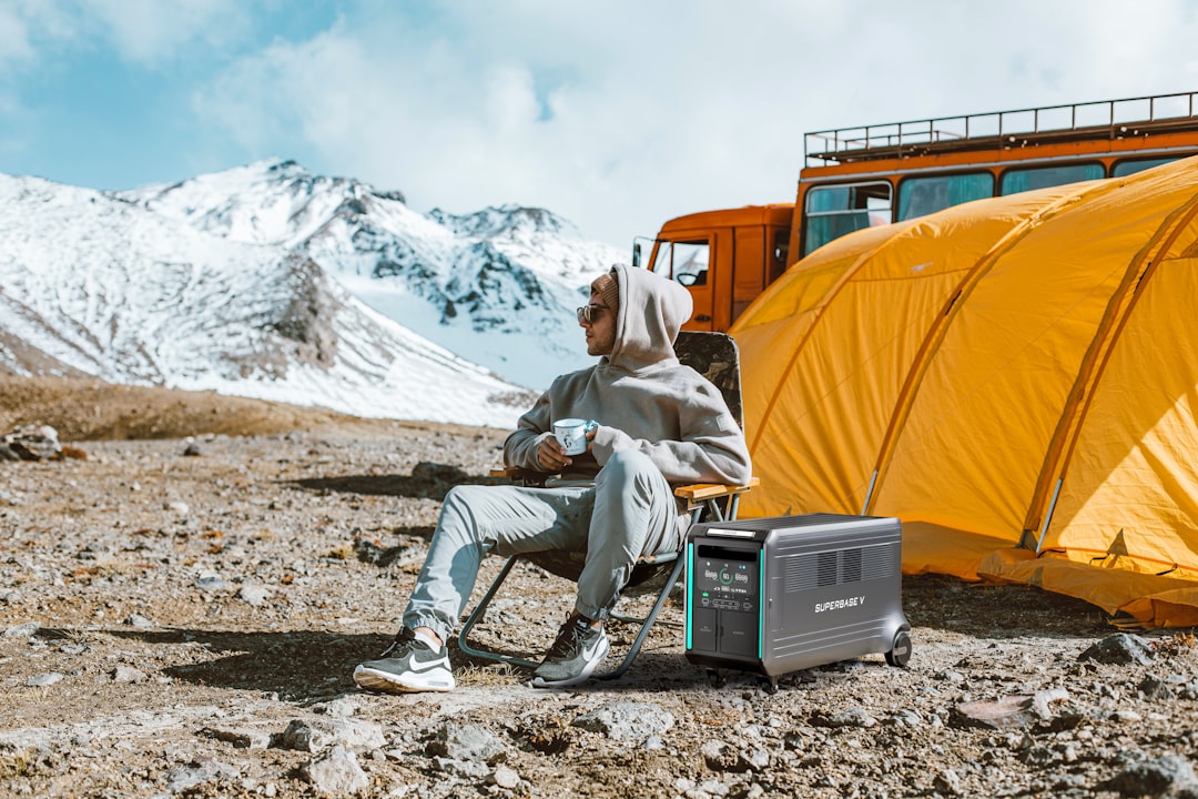 powering-your-off-grid-adventures-what-can-a-1kw-station-actually-do-image 1kw portable power station at a scenic campsite