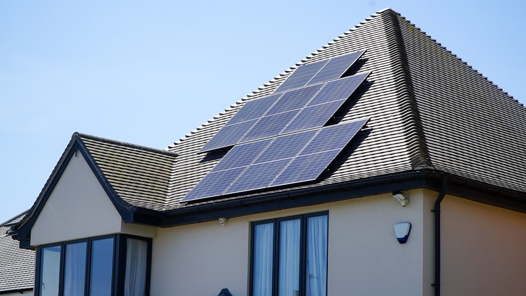 rooftop-solar-systems-a-homeowners-guide-to-going-solar-image home rooftop solar system on a sunny residential roof