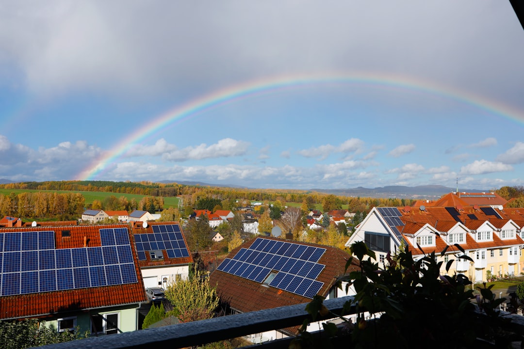 top-10-solar-panel-installers-reviewed-image solar panel installers on rooftop in East Tennessee
