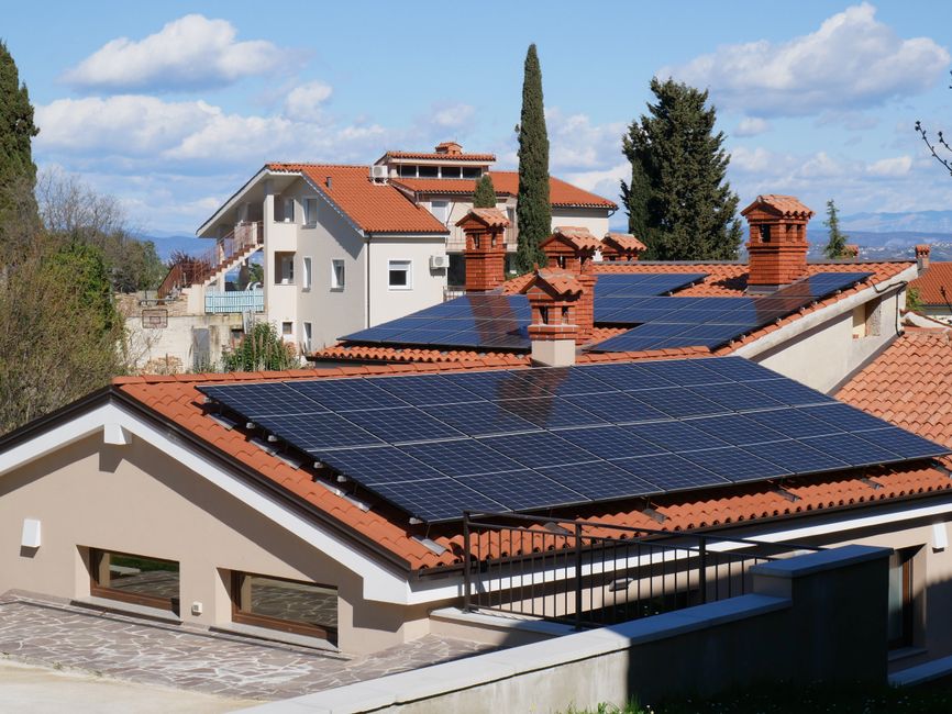 government-solar-programs-that-actually-pay-for-your-clean-energy-image rooftop solar panels on a home